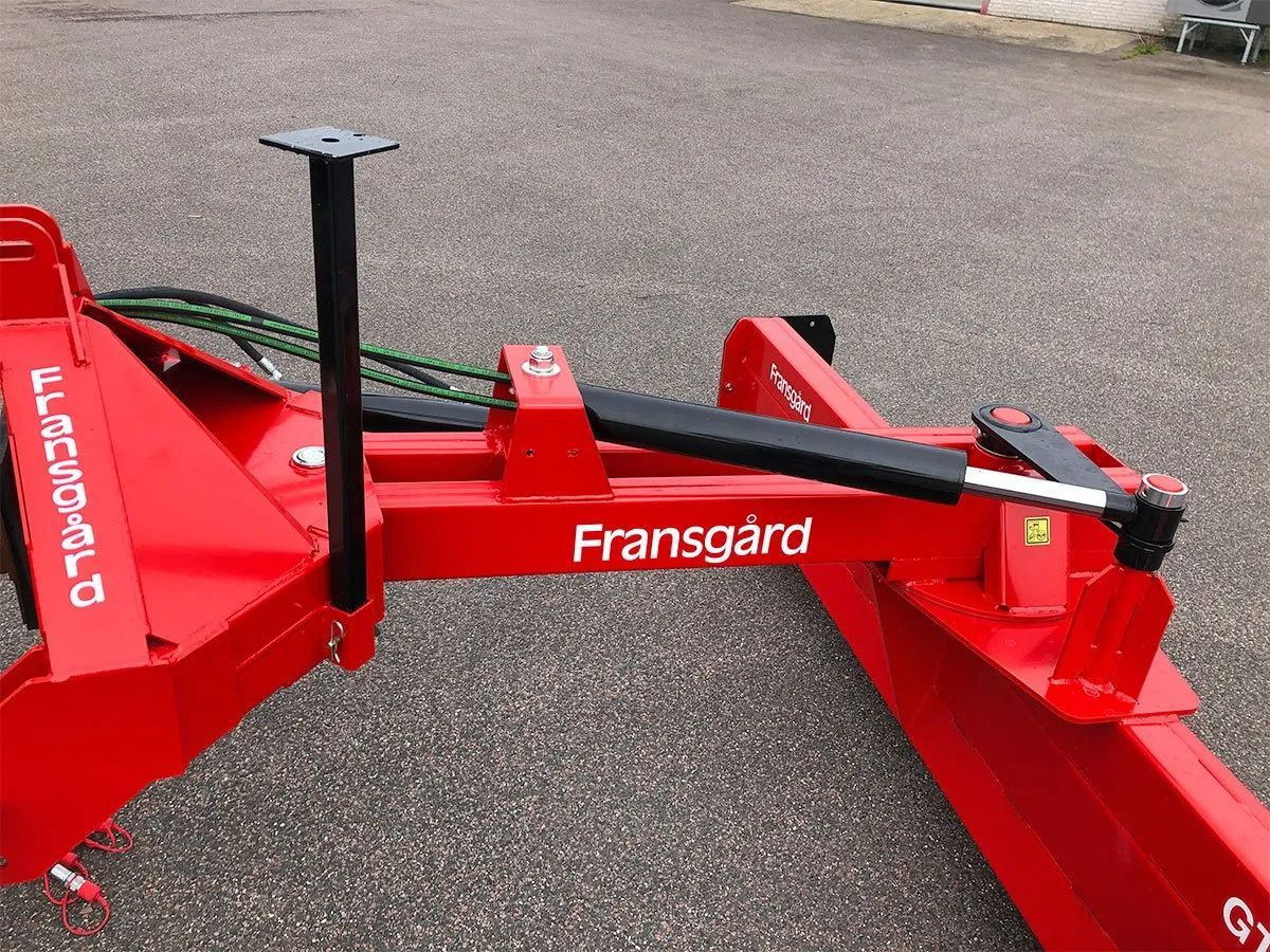 Ein roter Traktor mit dem Wort Fransgard darauf