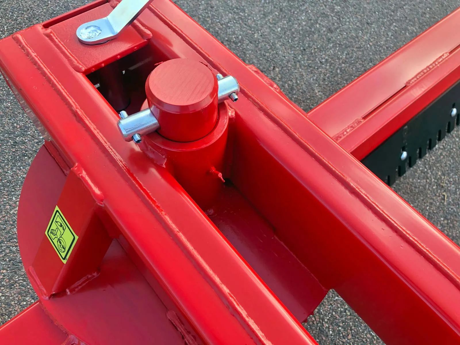 Eine Nahaufnahme eines roten Metallobjekts auf dem Boden