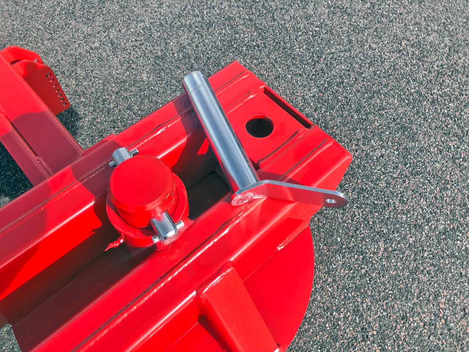 Eine Nahaufnahme eines roten Objekts auf dem Boden