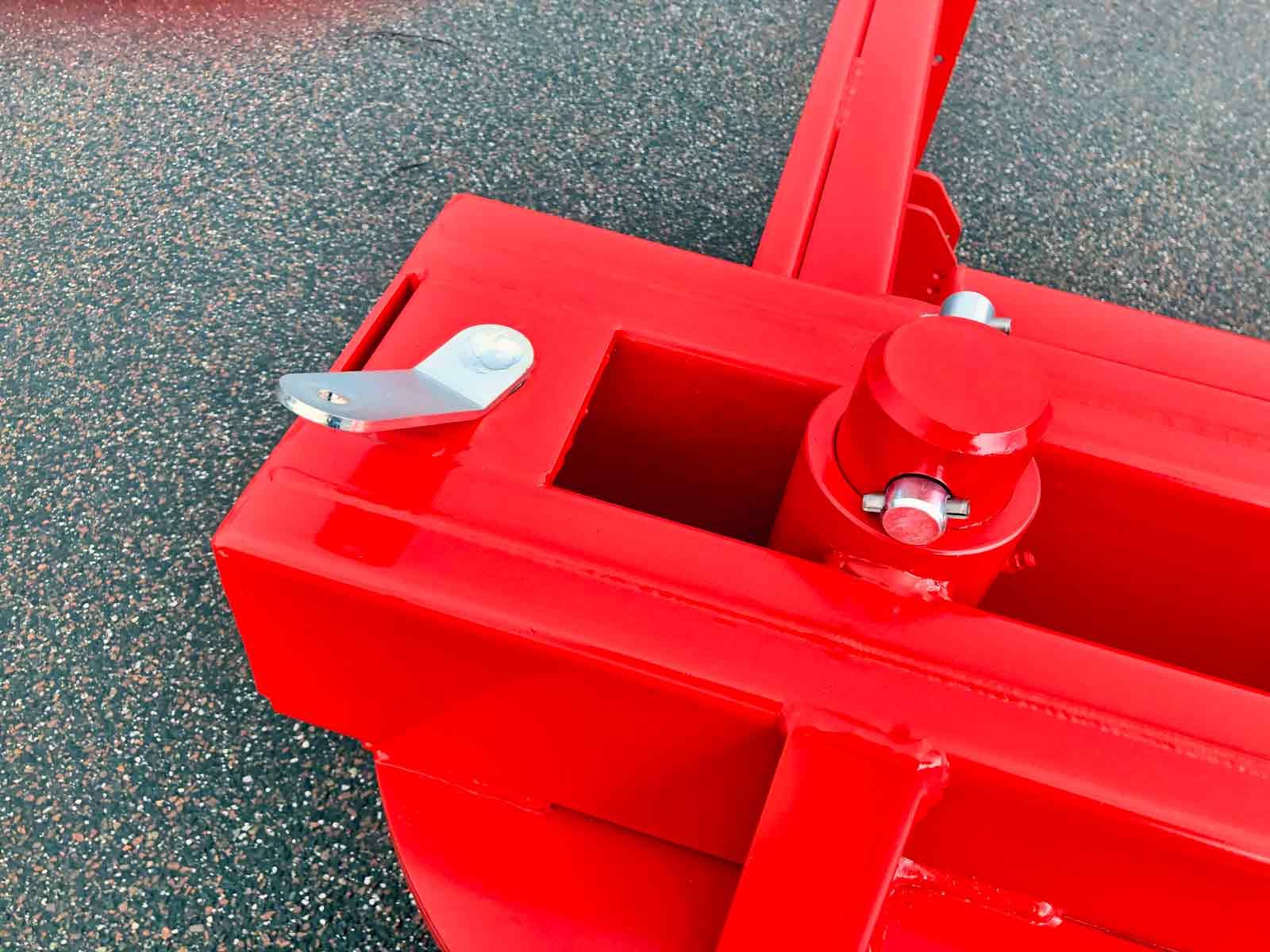 Eine Nahaufnahme eines roten Objekts auf dem Boden.