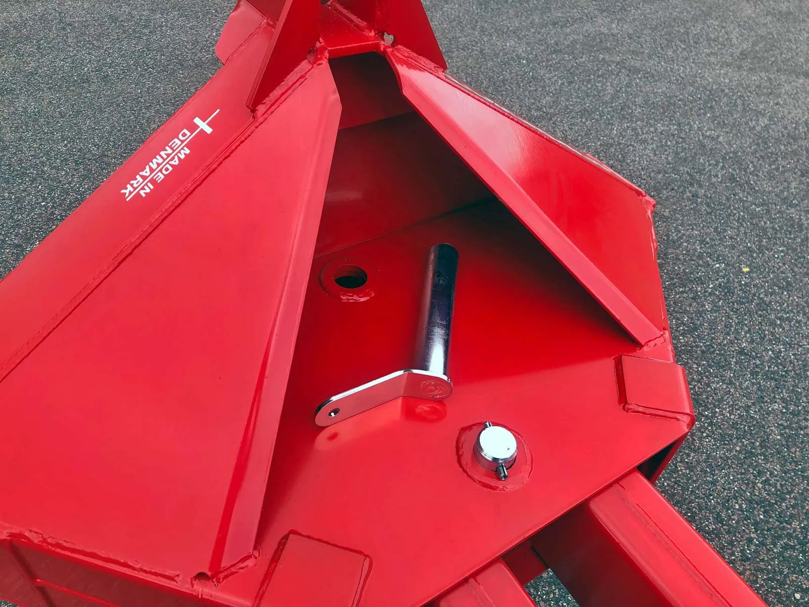 Eine Nahaufnahme eines roten Objekts mit einem Bolzen darauf