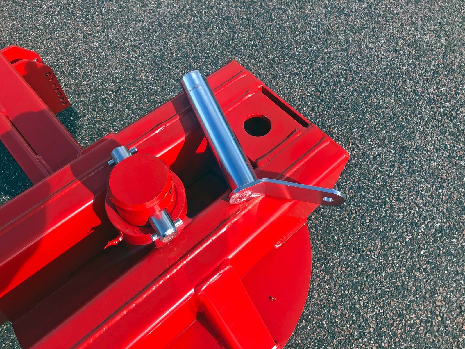 Eine Nahaufnahme eines roten Objekts auf dem Boden