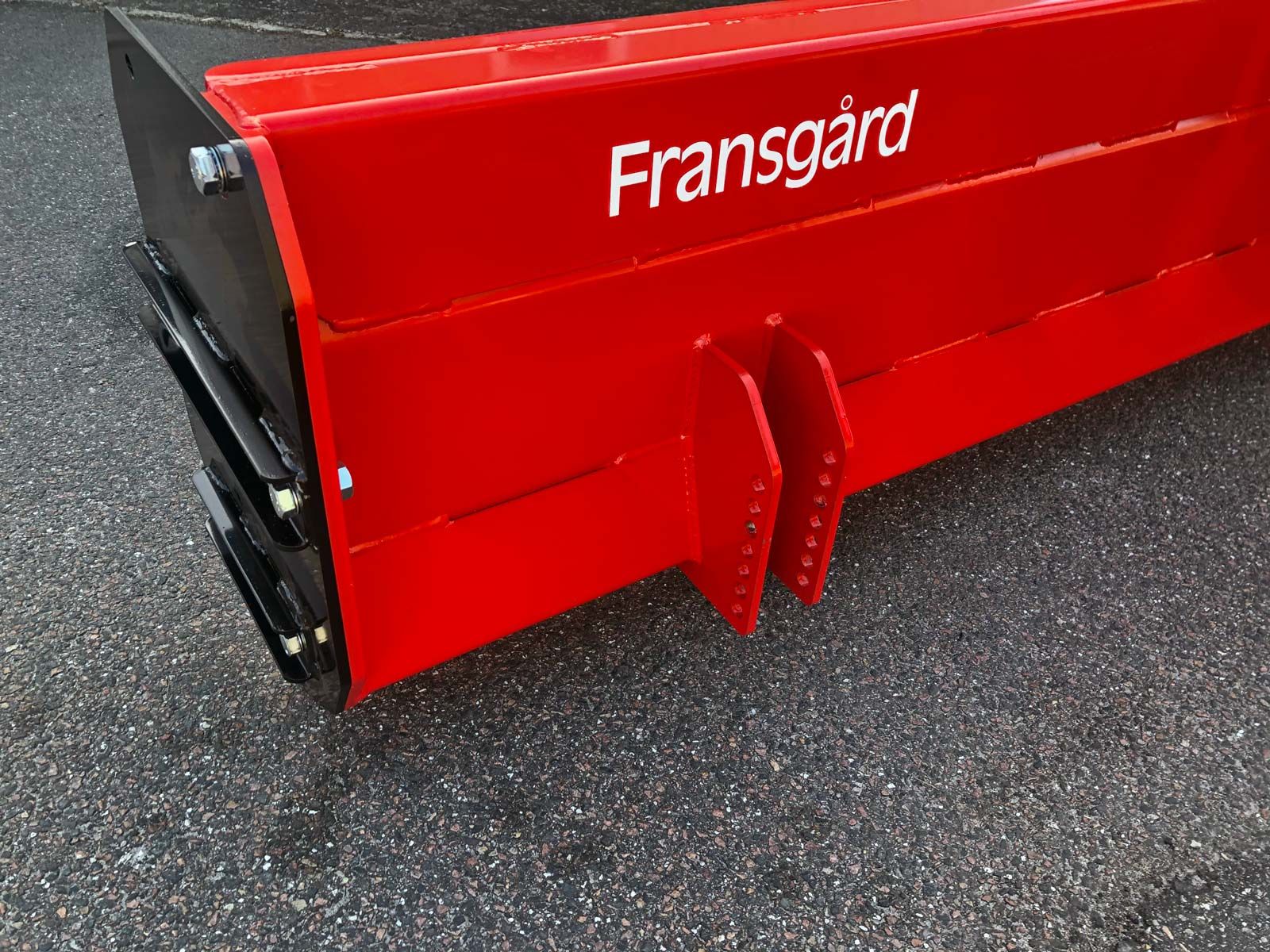 Ein roter Gegenstand mit dem Wort Fransgard darauf