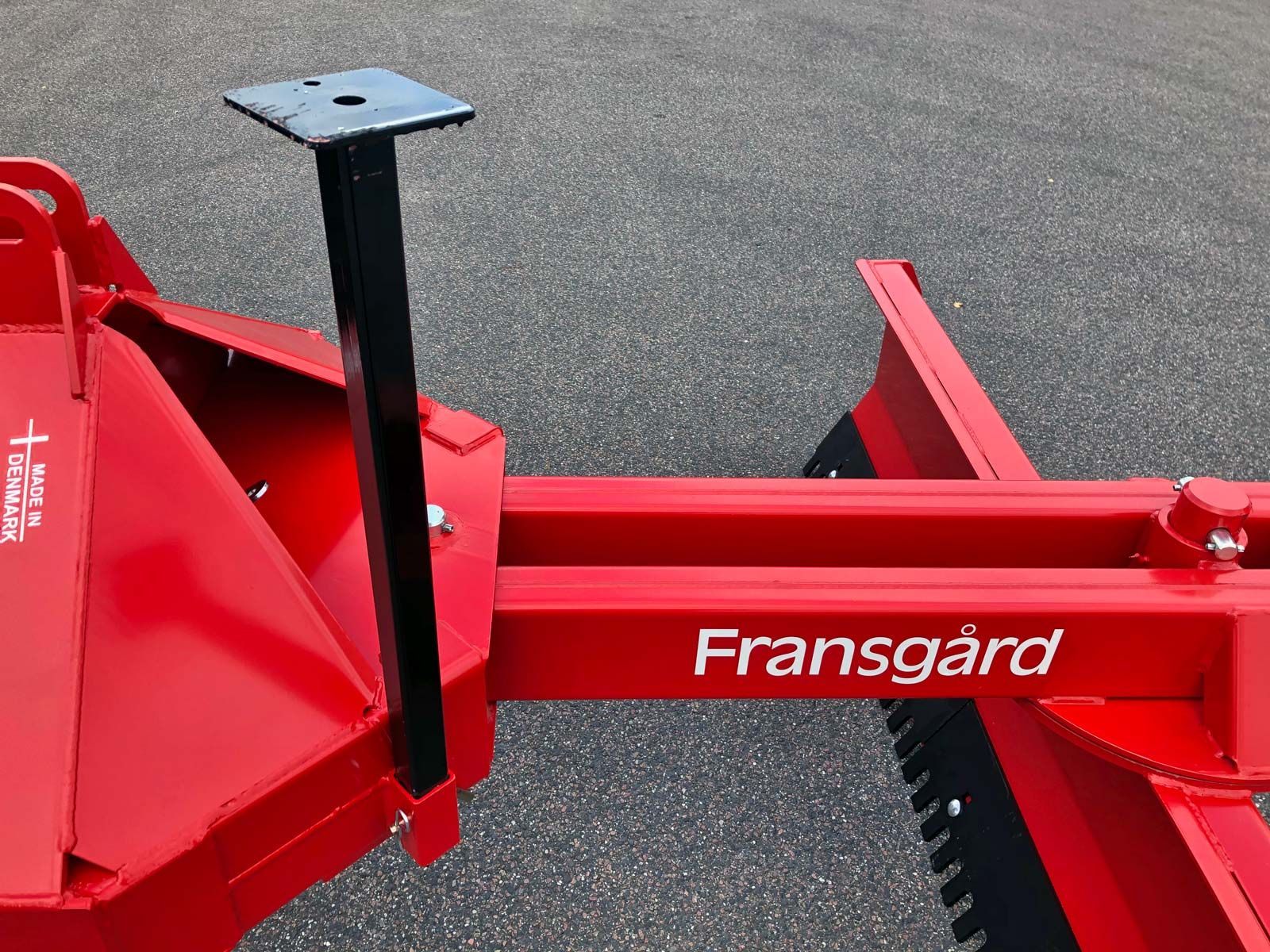 Ein roter Traktor mit dem Wort Fransgard auf der Seite