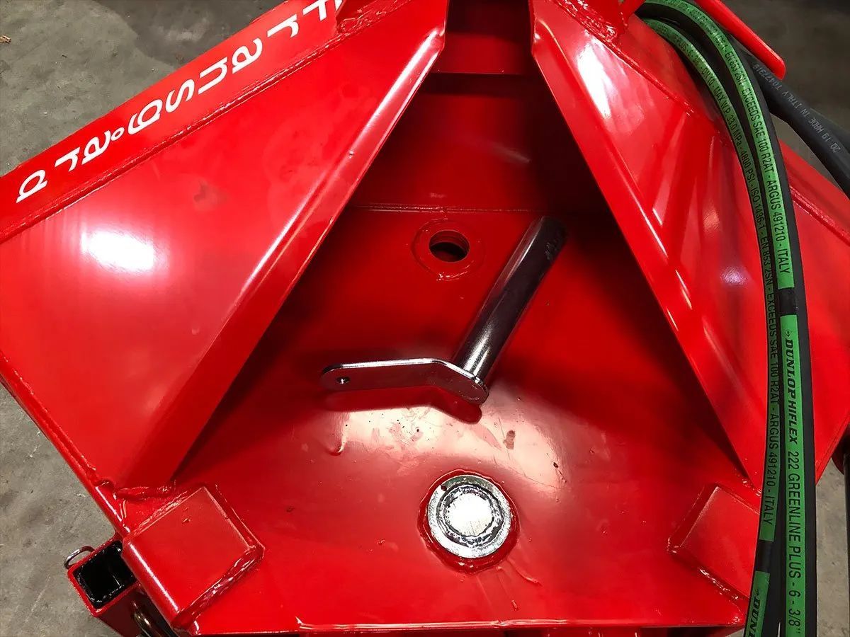 Eine Nahaufnahme eines roten Objekts mit einem daran befestigten Schlauch