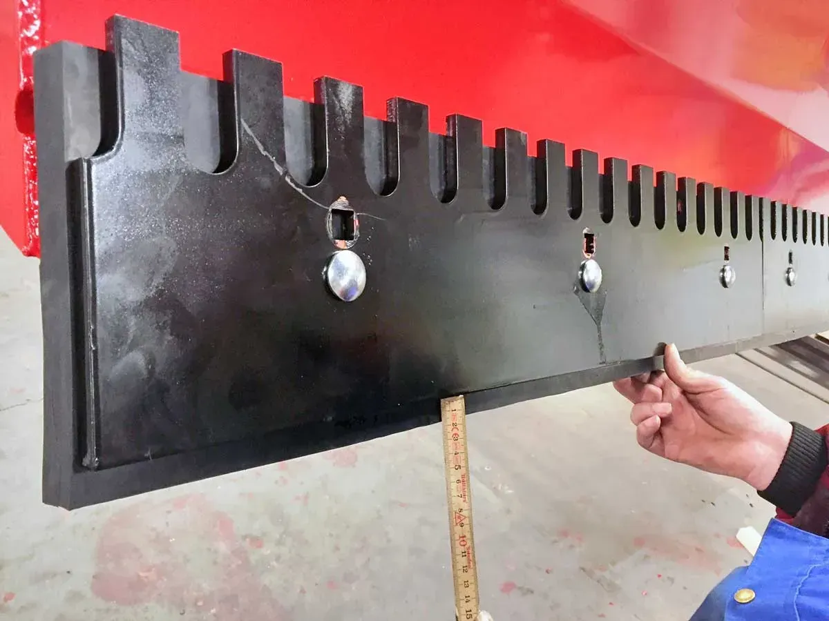 Eine Person misst ein Stück Metall mit einem Maßband.