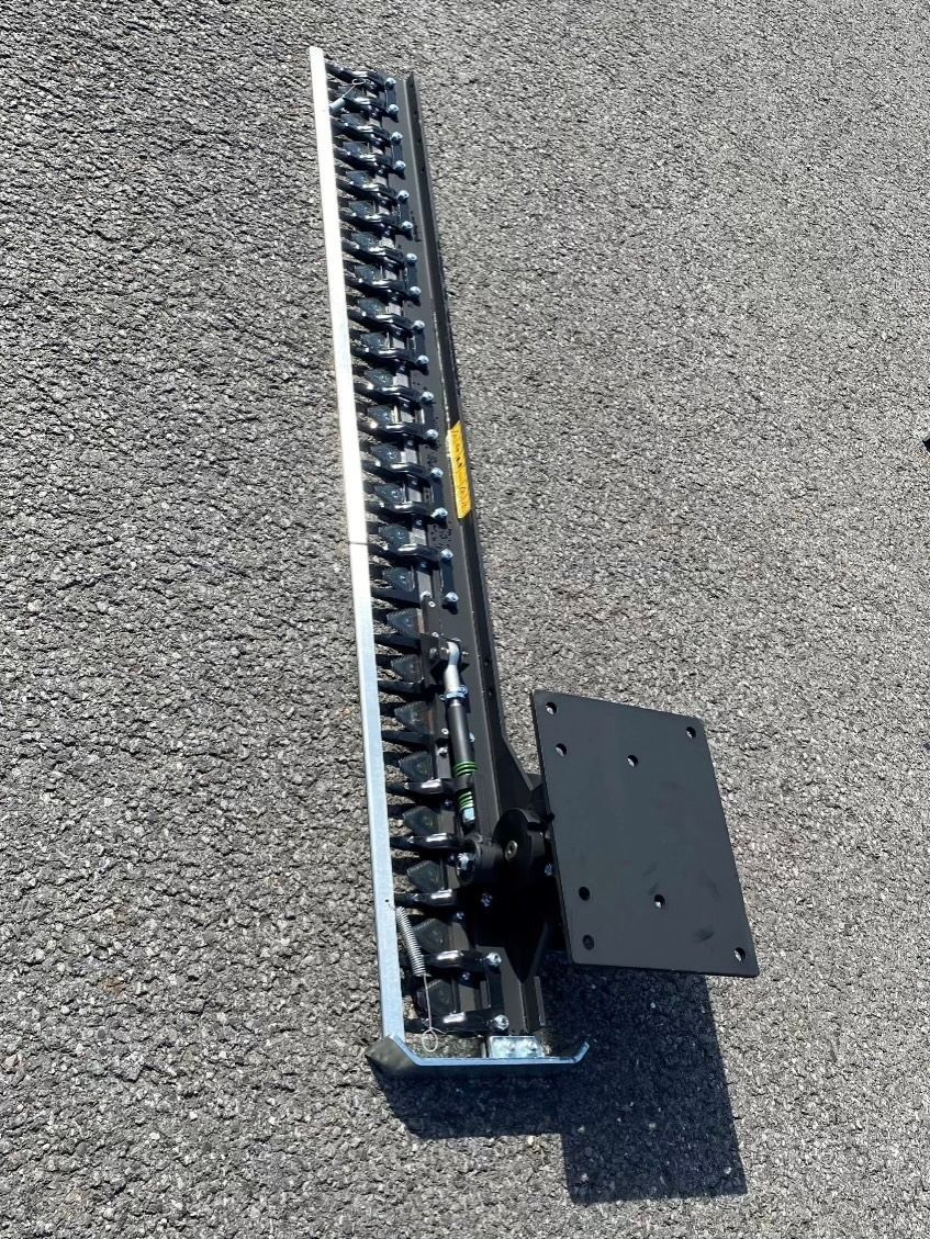 Auf dem Boden liegt ein schwarz-silberner Gegenstand.