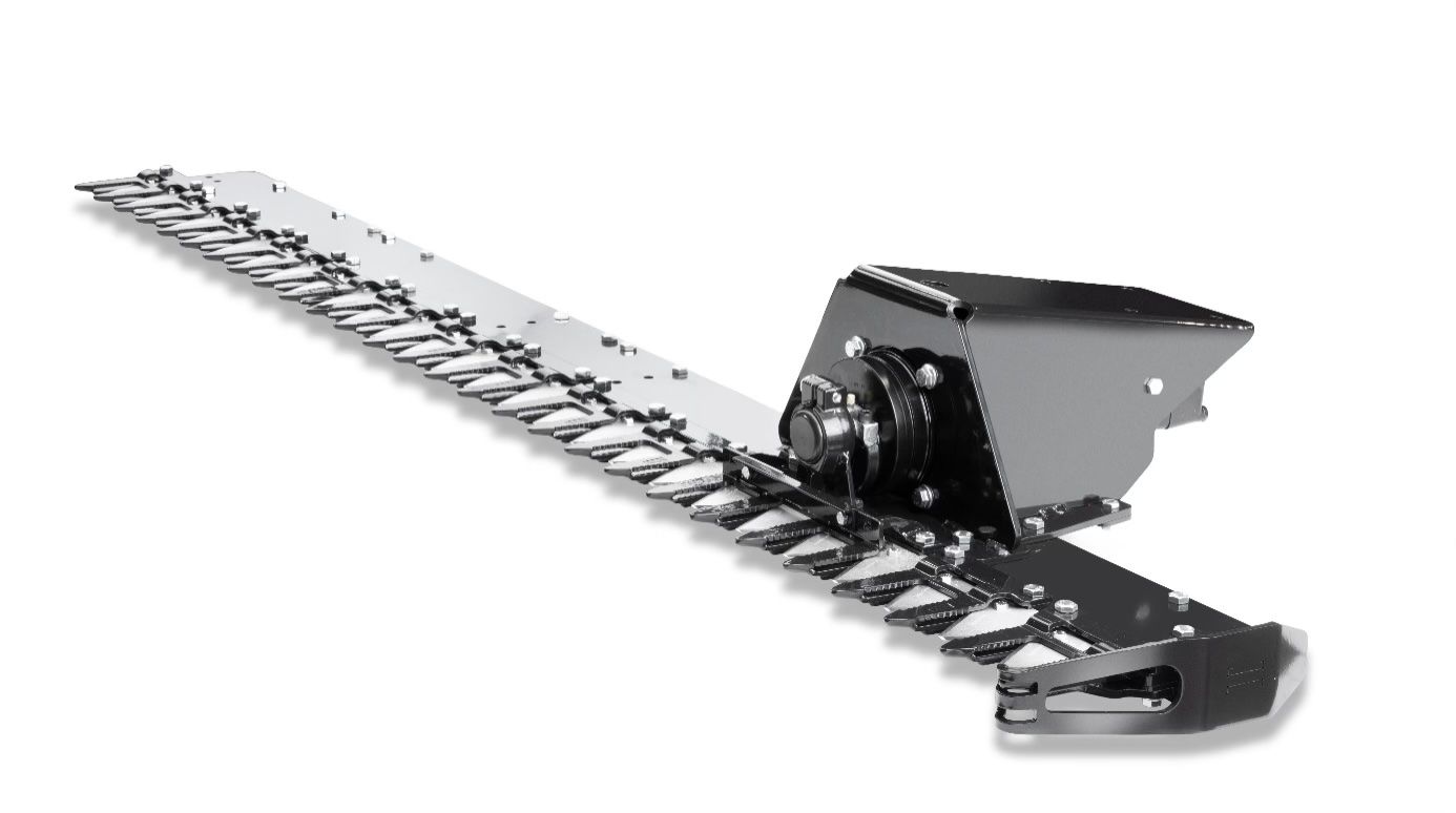 Ein rot-grauer Rasenmäher steht auf dem Boden.