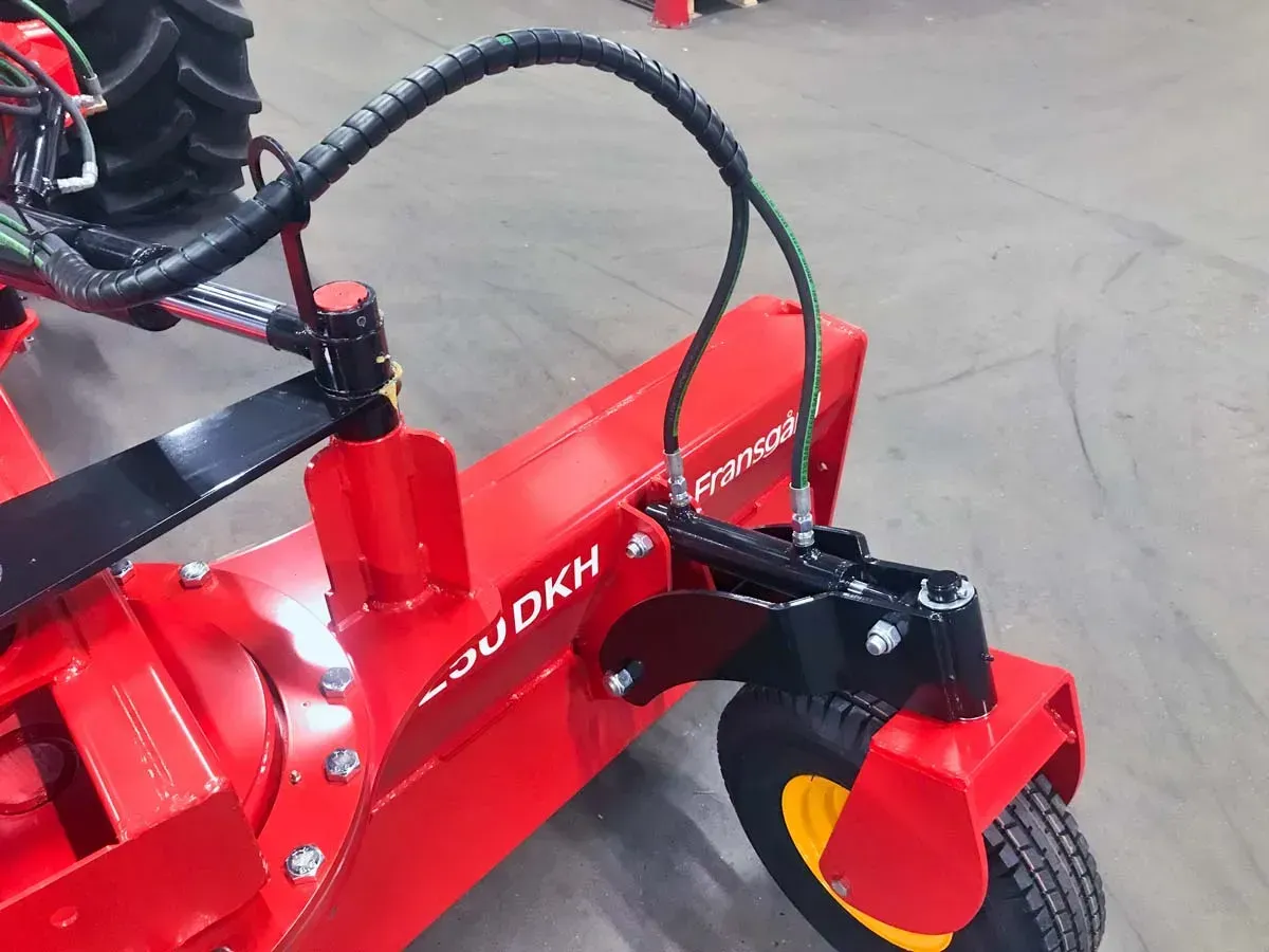 Eine Nahaufnahme eines roten Traktors mit einem daran befestigten Schlauch