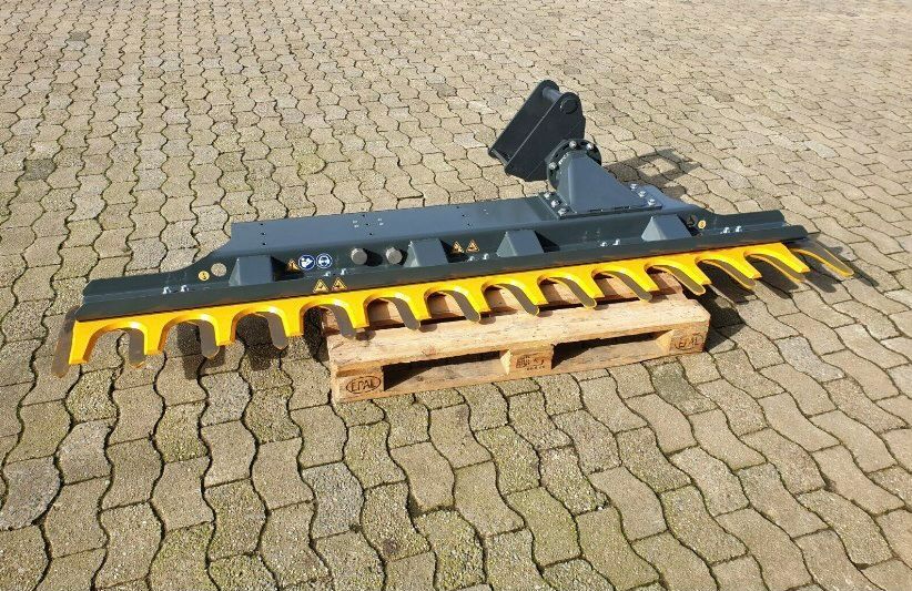 Eine Maschine steht auf einer Holzpalette auf einem Ziegelpflaster