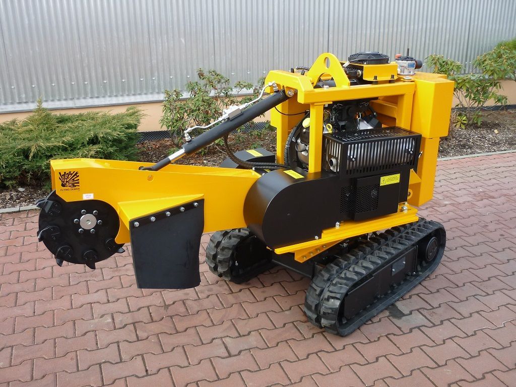 Eine gelb-schwarze Maschine steht auf einem gepflasterten Gehweg.