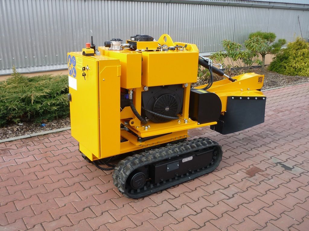 Eine kleine gelbe Maschine steht auf einem gepflasterten Gehweg.