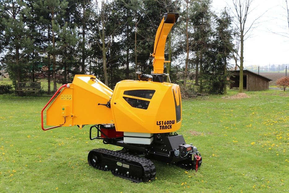 Eine gelbe Maschine steht auf einem üppigen grünen Feld.