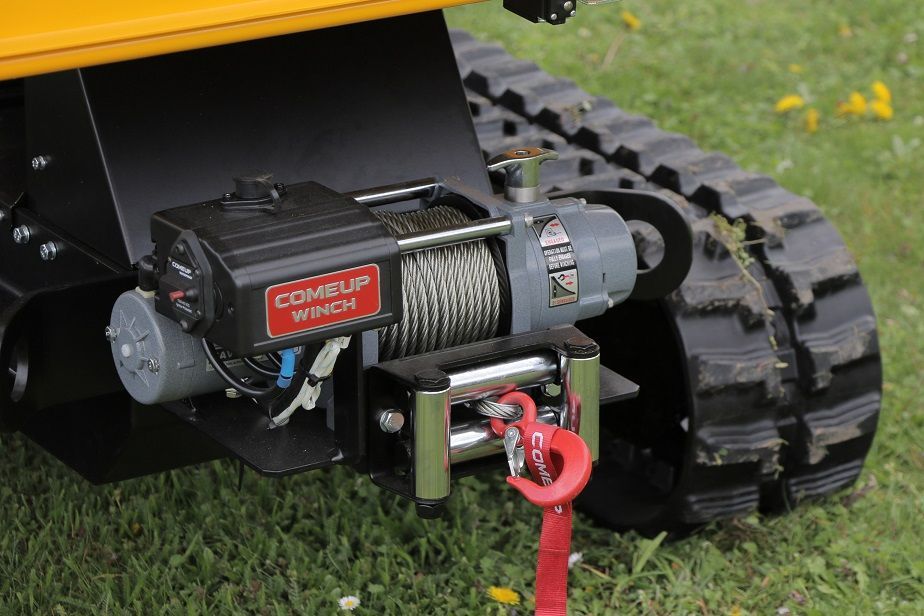 An der Vorderseite eines Traktors ist eine Seilwinde angebracht.