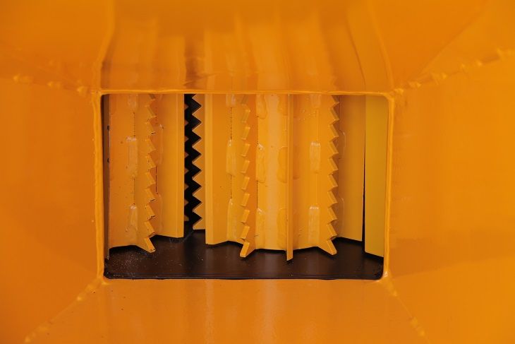 In einem Zimmer hängt ein gelber Vorhang von der Decke.