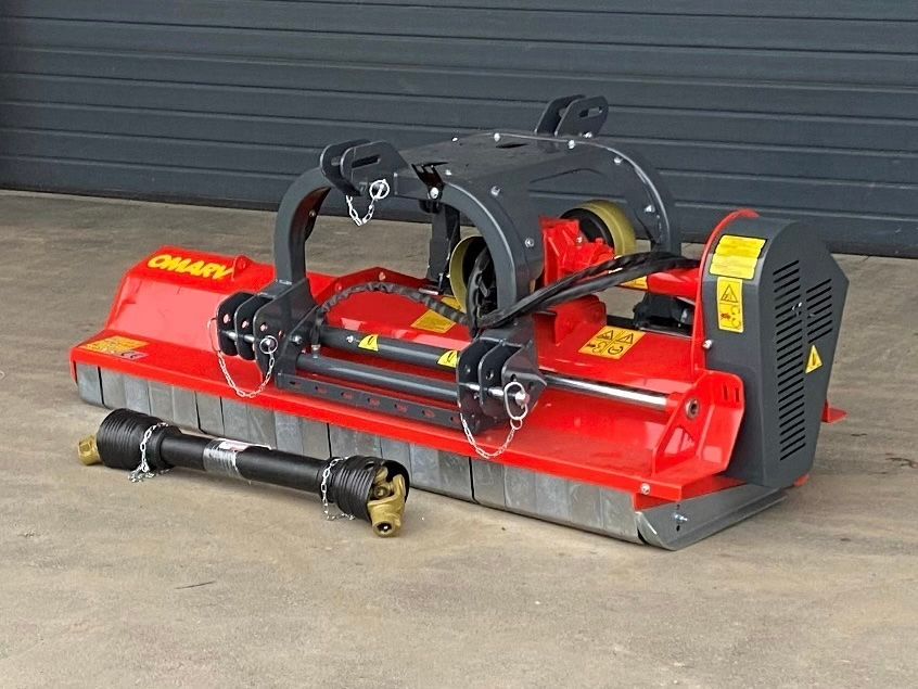 Auf dem Boden steht ein rot-grauer Rasenmäher.