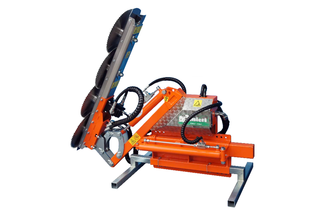 Ein roter Traktor steht am Straßenrand