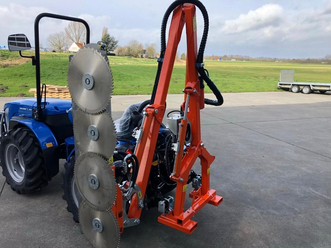 Ein roter Traktor steht am Straßenrand