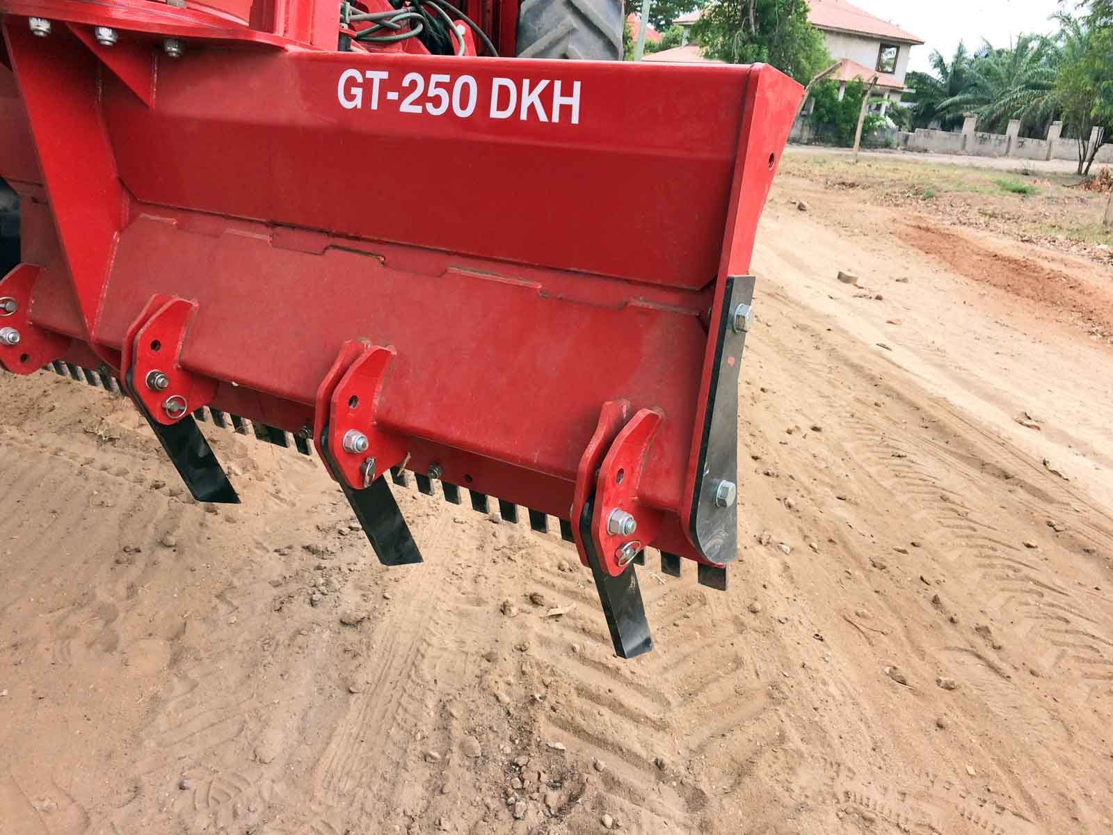 Ein roter Traktor mit den Buchstaben gt-250 dkh auf der Seite