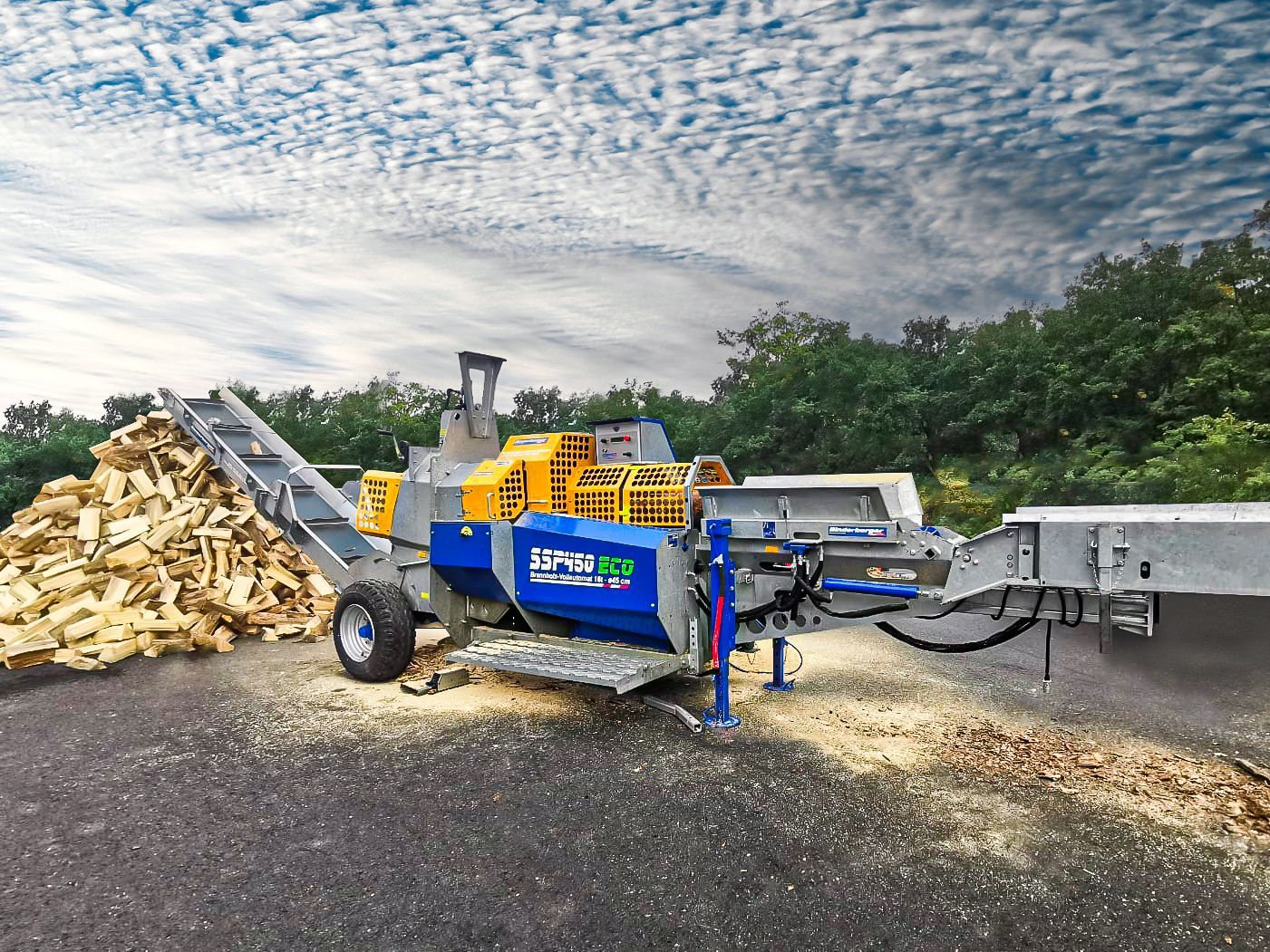 Eine Maschine fällt Holz am Straßenrand.