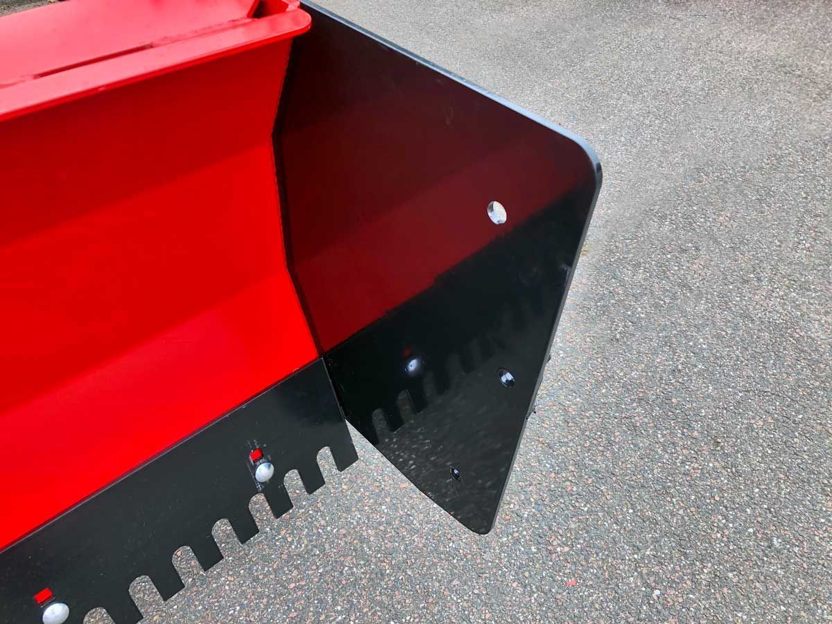 Auf dem Boden steht ein rot-schwarzer Eimer.