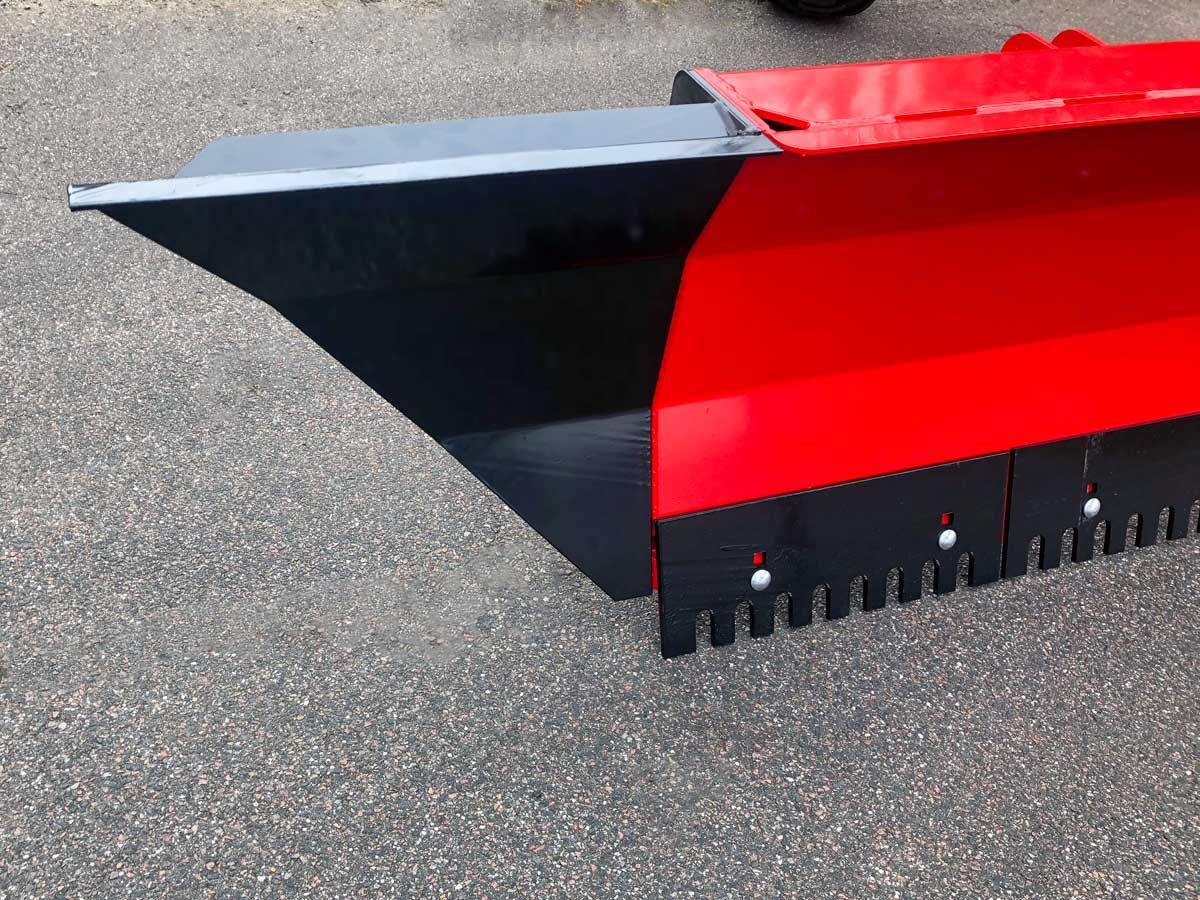 Auf dem Boden liegt ein rot-schwarzer Pflug.