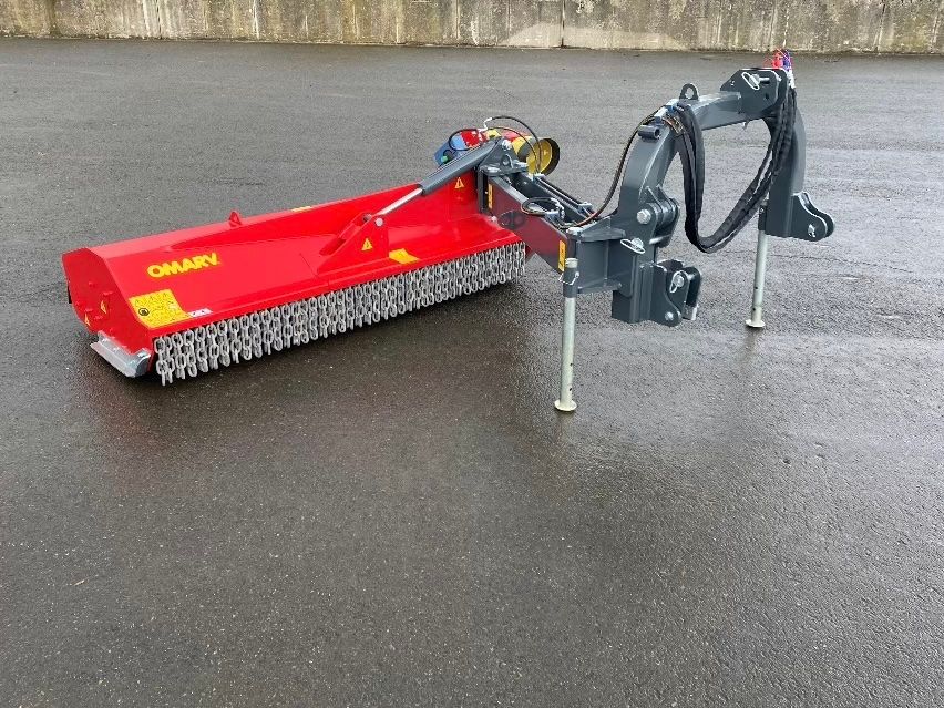 Auf dem Boden steht eine rot-schwarze Maschine.