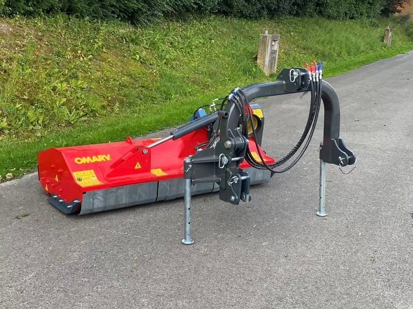 Ein rot-gelber Rasenmäher steht am Straßenrand.