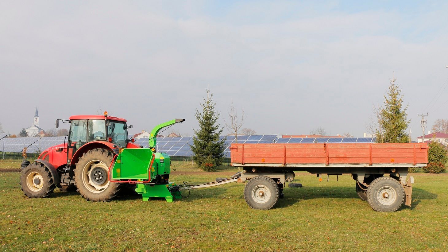 Ein Traktor zieht einen Anhänger über ein Feld.