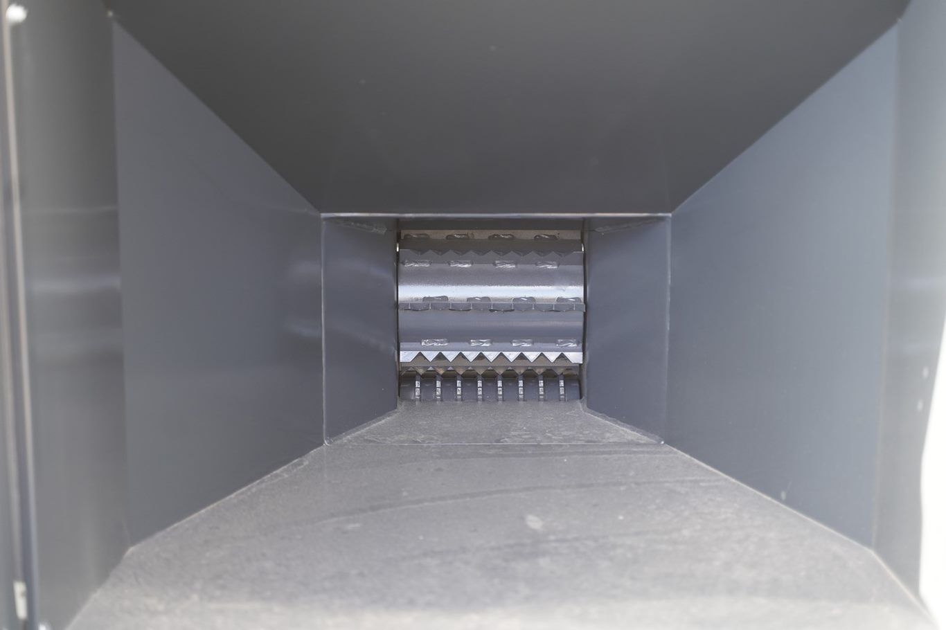 Das Innere einer Maschine, die auf dem Boden steht.