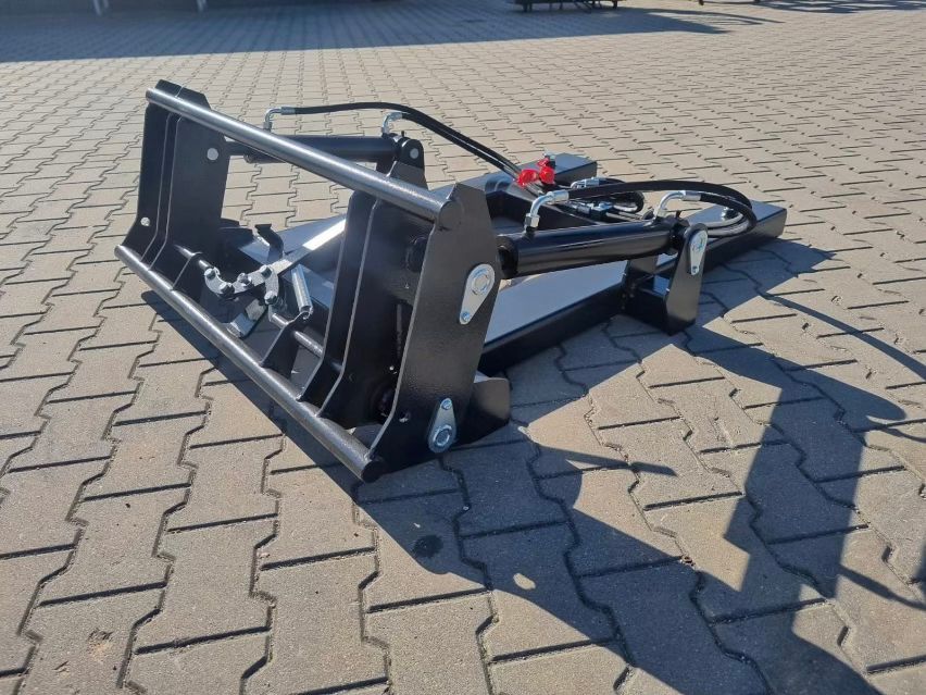 Ein gelber Traktor steht am Straßenrand.