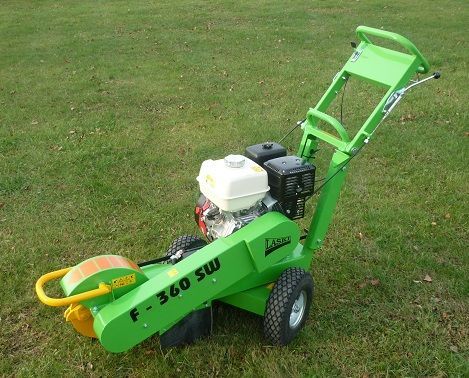 Ein grüner Rasenmäher steht auf einem üppigen grünen Feld.