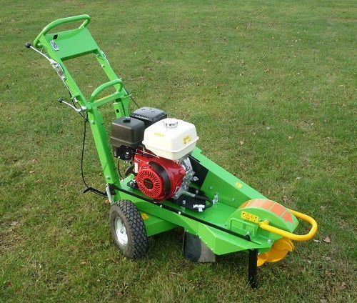 Ein grün-gelber Rasenmäher mit einem Honda-Motor