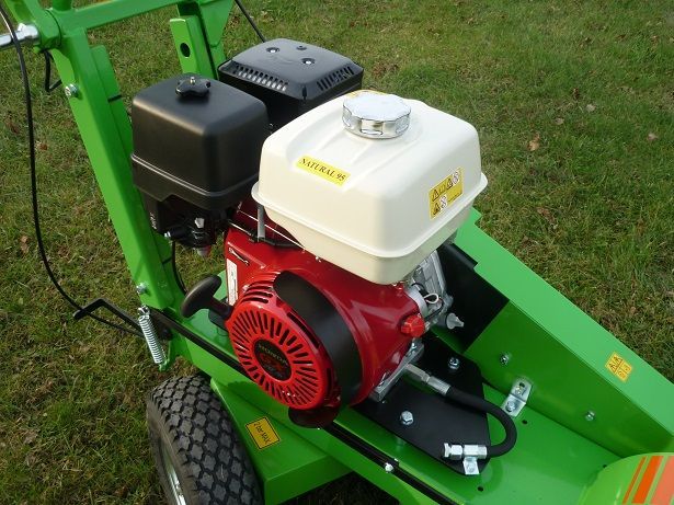 Ein grüner Rasenmäher mit einem roten Honda-Motor