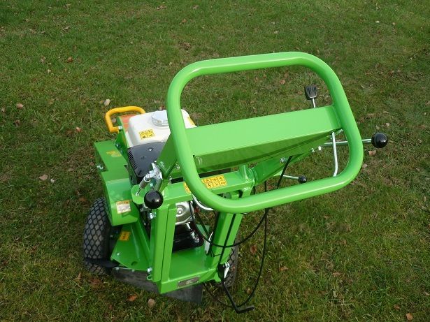 Ein grüner Traktor steht auf einem üppigen grünen Feld.