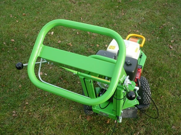 Ein grüner Traktor steht auf einem üppigen grünen Feld.