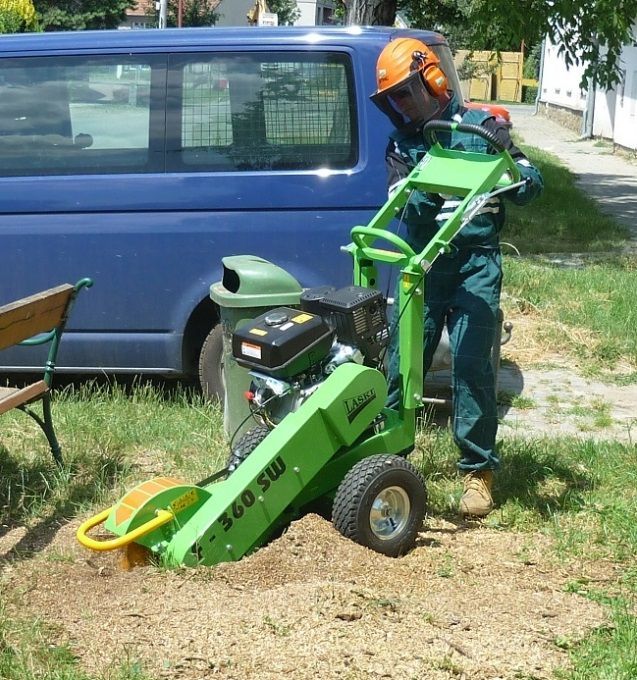 Ein Mann benutzt eine grüne Maschine mit der Aufschrift 300 sw