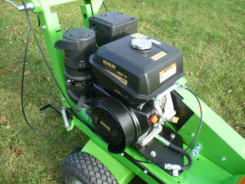 Ein grüner Rasenmäher mit einem Kohler-Motor