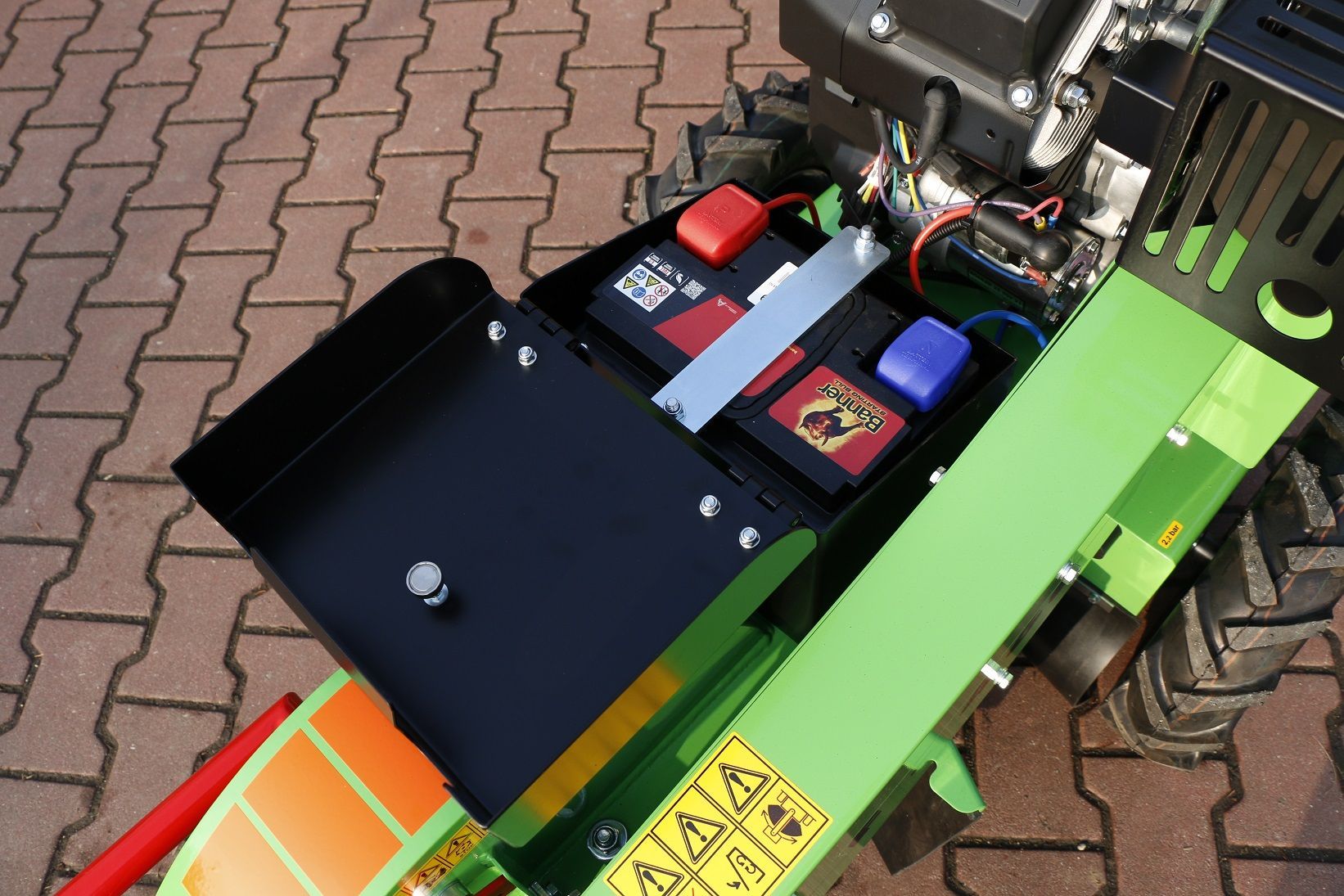 Eine grün-schwarze Maschine mit einer Batterie darin