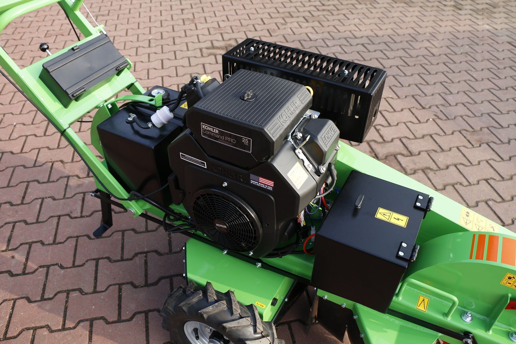 Ein grüner Traktor mit einer schwarzen Box an der Seite