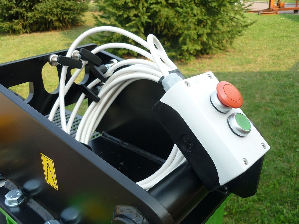 Eine Nahaufnahme einer Fernbedienung an einer Maschine