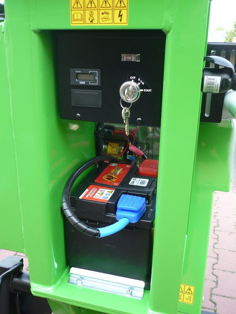 Eine grüne Maschine mit einer eingesteckten Batterie.