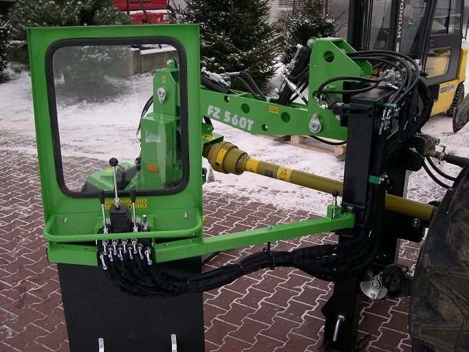 Ein grüner Traktor steht auf einer gepflasterten Auffahrt