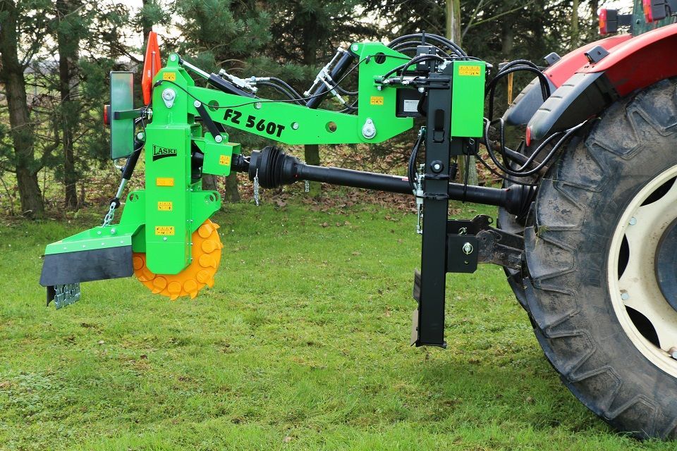 Ein grüner Traktor ist auf einer Wiese geparkt.