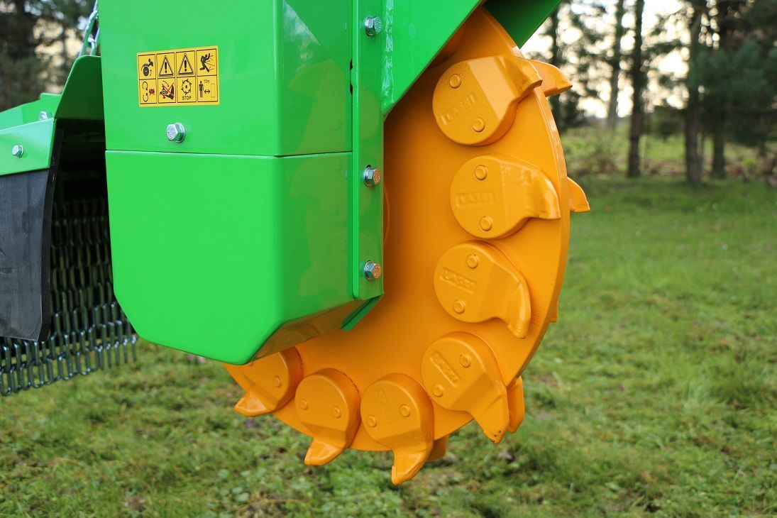 Eine grün-gelbe Maschine steht auf einem üppigen grünen Feld.