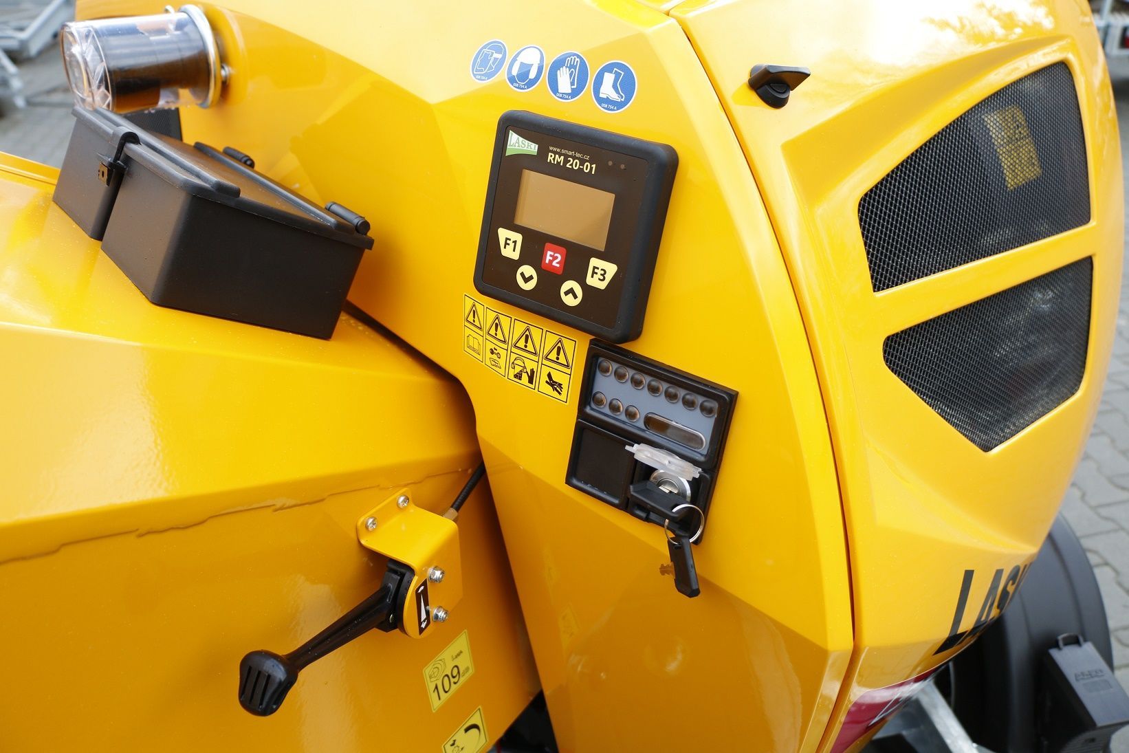 Ein gelber Traktor mit einer Digitalanzeige an der Seite