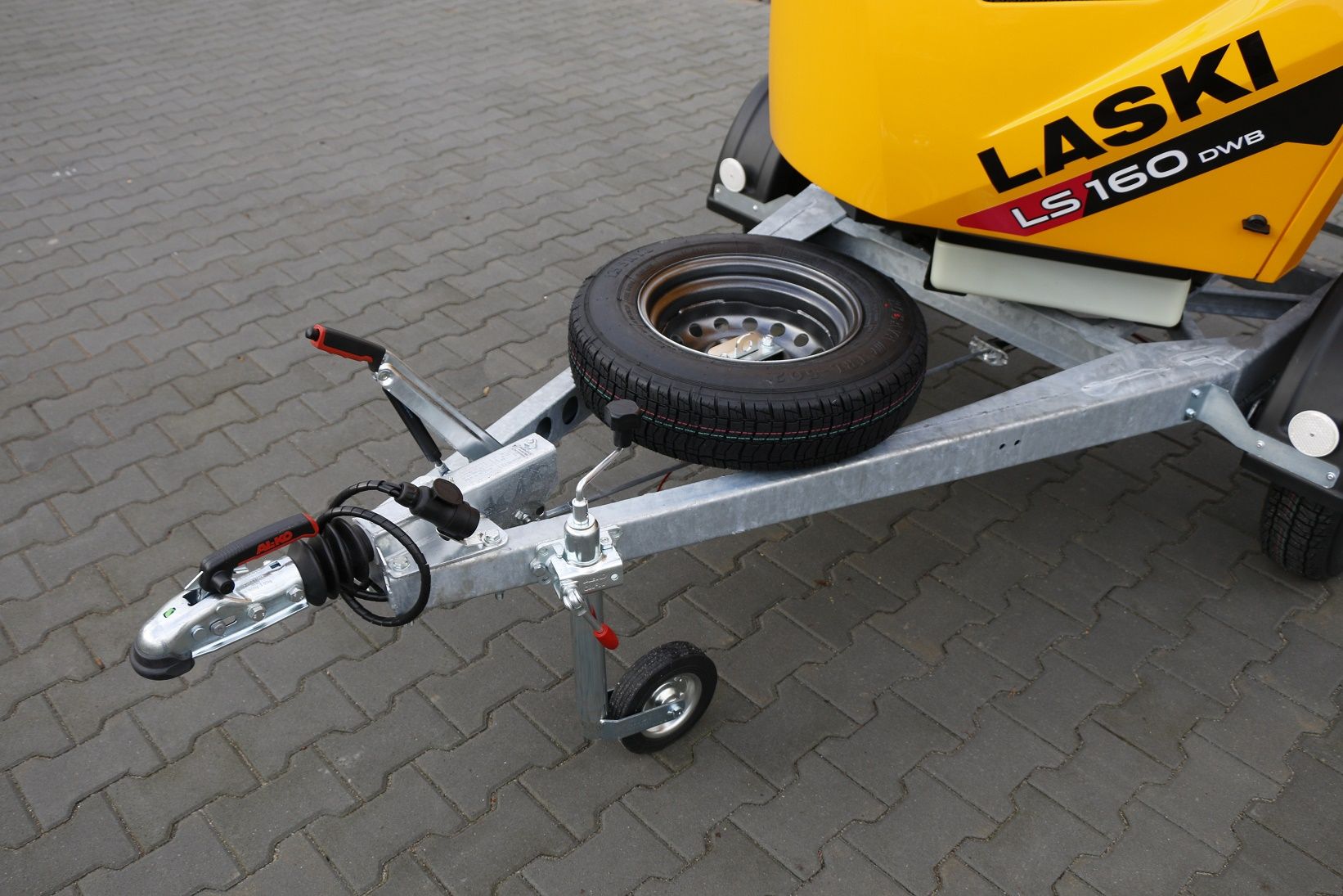 Ein Laski-Anhänger mit einem daran befestigten Reifen