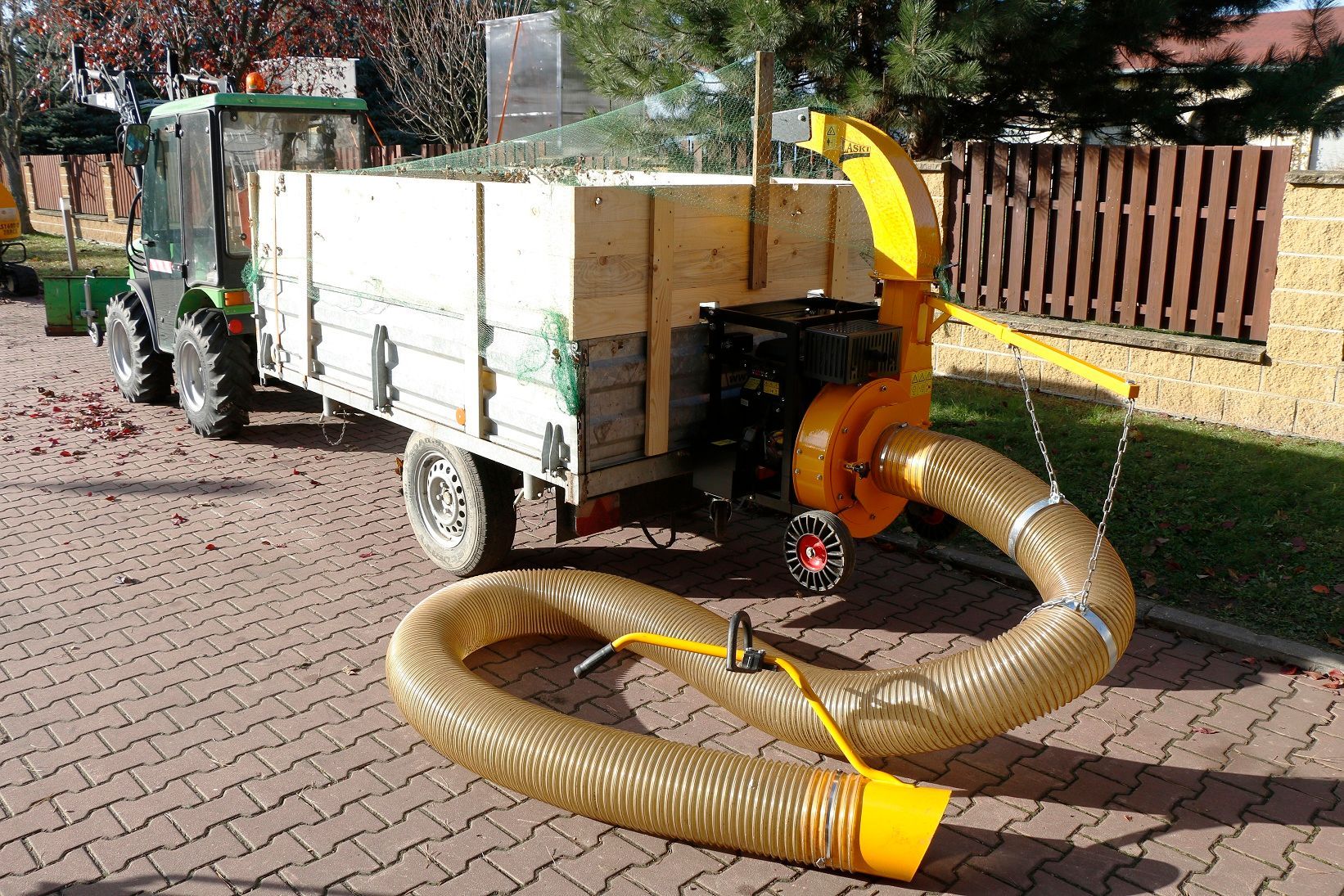 Ein Traktor mit einem an der Rückseite befestigten Schlauch