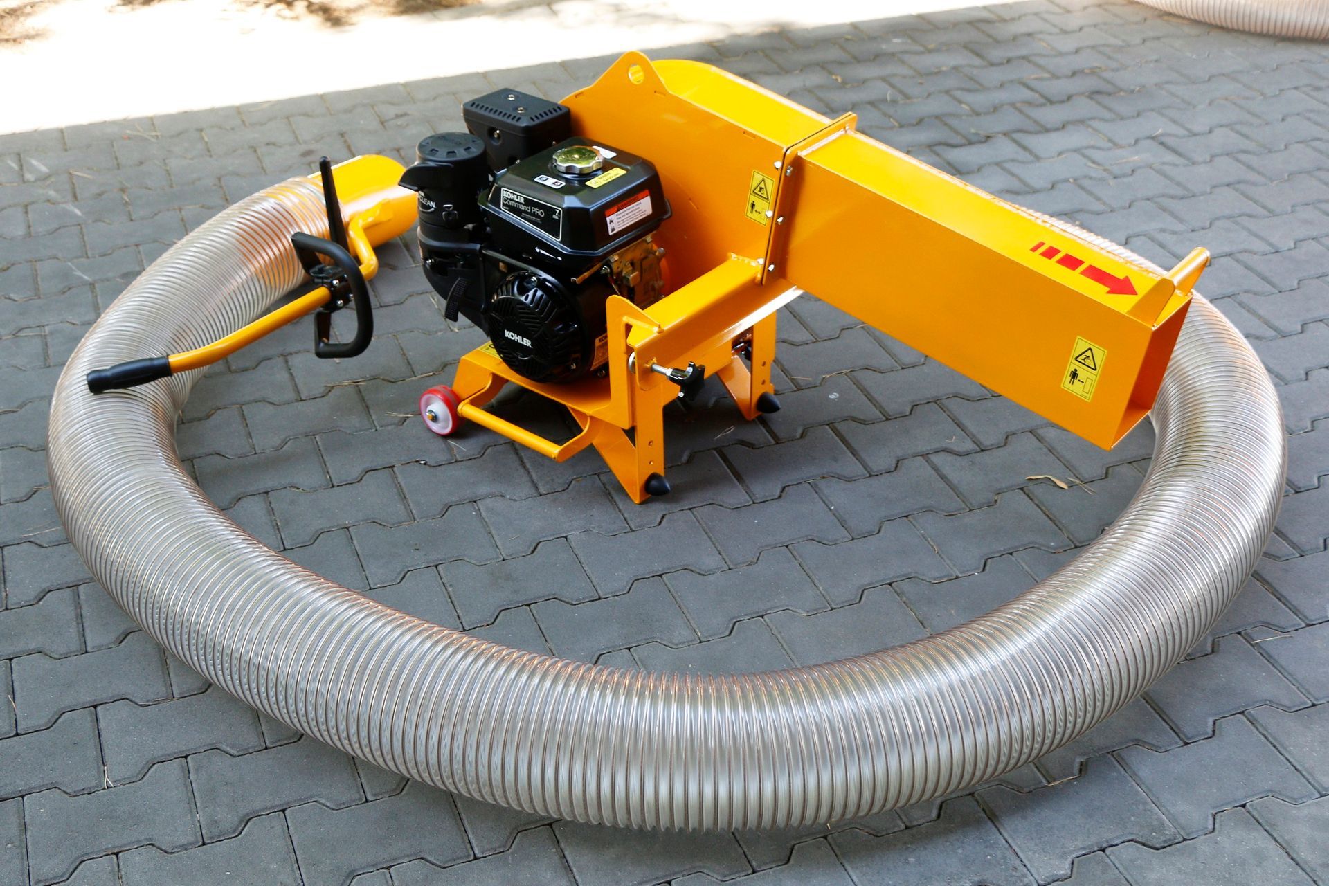 Eine gelbe Maschine mit einem daran befestigten Schlauch