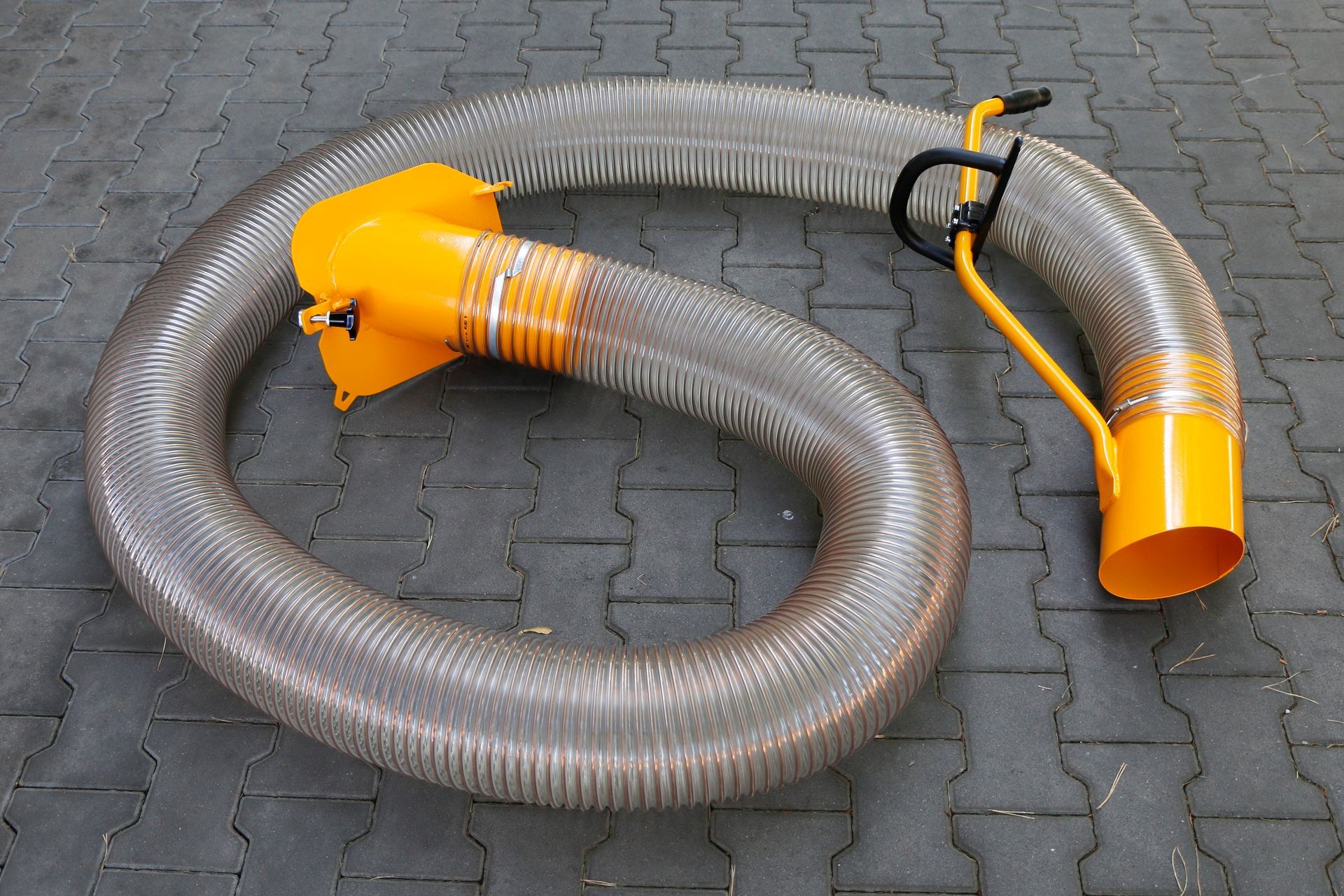 Ein durchsichtiger Schlauch, an dem ein gelber Schlauch befestigt ist